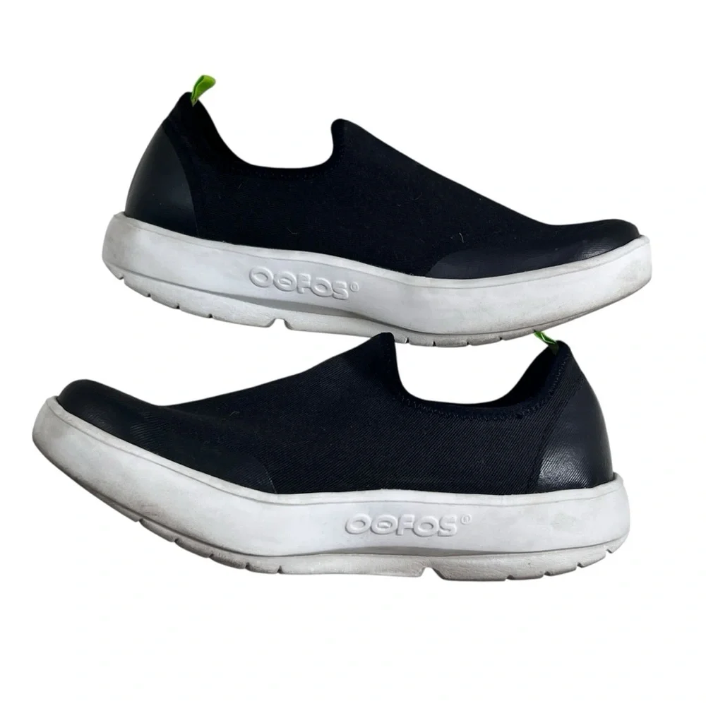 OOFOS OOmg eeZee Low Shoe in Black/White